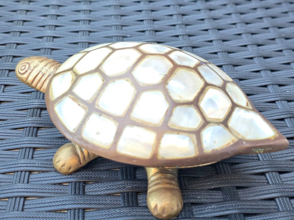 Schildpaddoos van parelmoer en messing, Ophalen