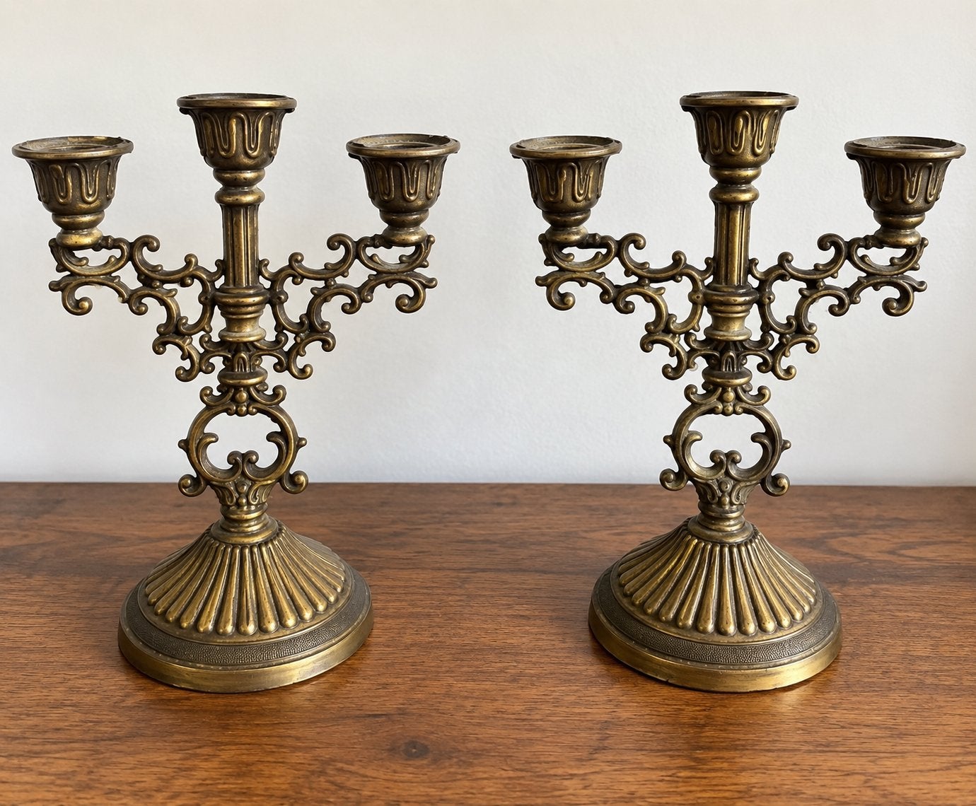 Paar vintage 3-armige messing kandelaars –Rococo/Barok stijl, Antiek en Kunst, Ophalen of Verzenden, Goud