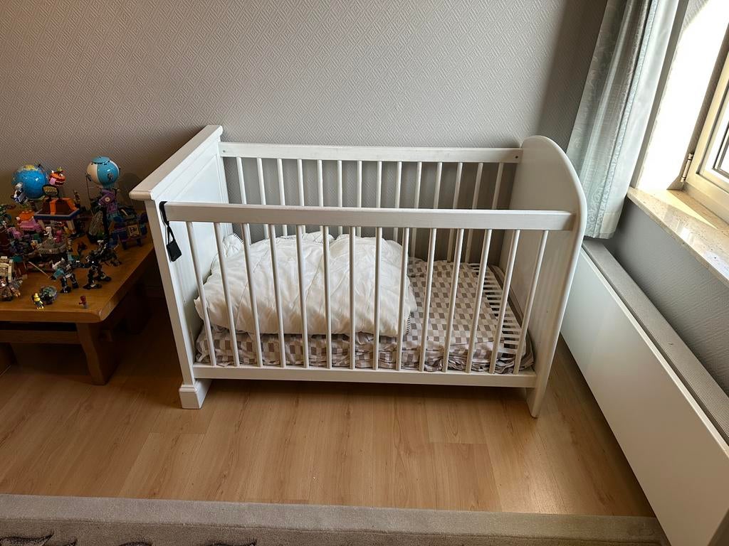 Kinderbed in massief hout met matras, Kinderen en Baby's, Kinderkamer | Complete kinderkamers, Ophalen, Zo goed als nieuw