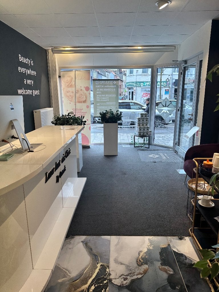 Schoonheidssalon overname Merksem, Zakelijke goederen
