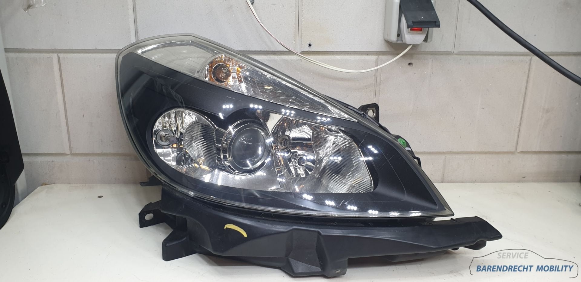 Phare avant droit Renault Clio III avant restylage 820026161, Autos : Pièces & Accessoires, Renault Group, Contact.group@renault.com