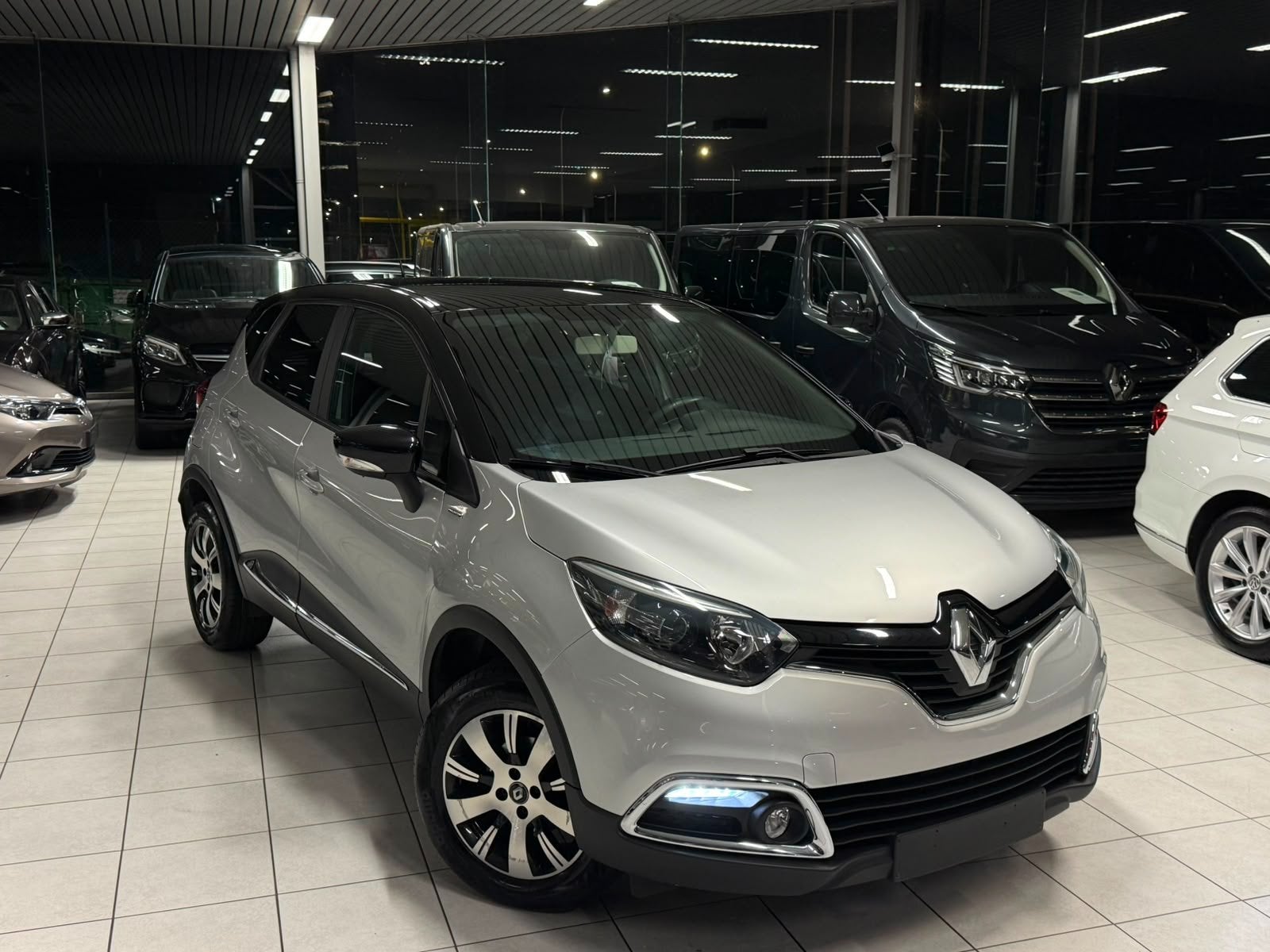 Renault Captur Limited 0.9i Essence 66kW Euro 6b, Autos, Argent ou Gris, Achat, 898 cm³, Euro 6