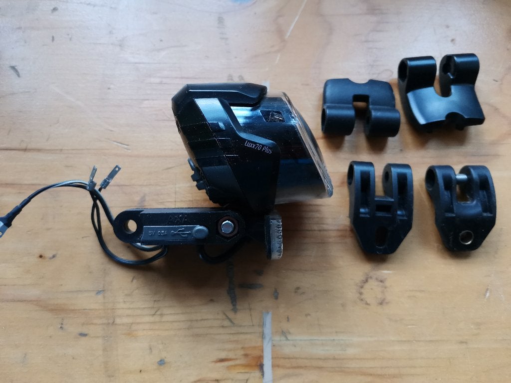 Dynamo koplamp axa luxx 70 plus met usb, Vélos & Vélomoteurs, Enlèvement, Utilisé, Dynamo, Phare avant
