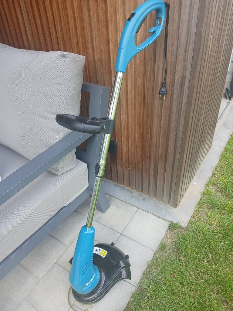 Makita trimmer 230V - UR3000 - 450W, Tuin en Terras, Grastrimmers, Ophalen, Zo goed als nieuw, Elektrisch, Makita