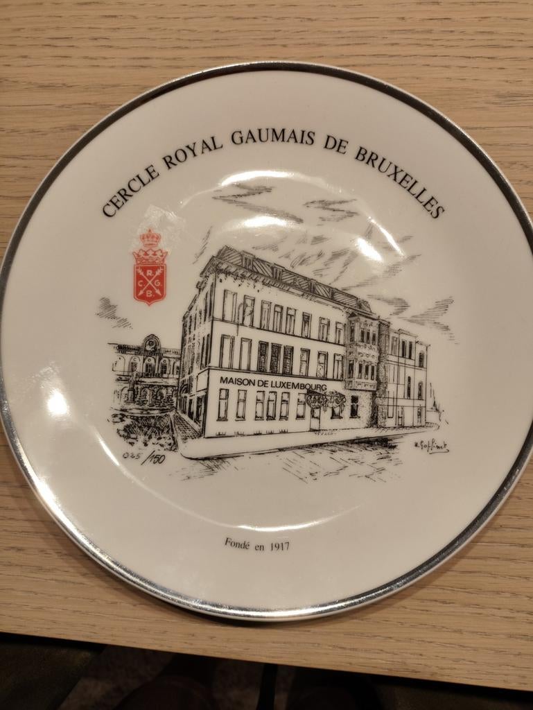 Assiette décorative 'Cercle Royal Gaumais de Bruxelles', Antiquités & Art, Antiquités | Assiettes décoratives & Carrelages, Enlèvement ou Envoi
