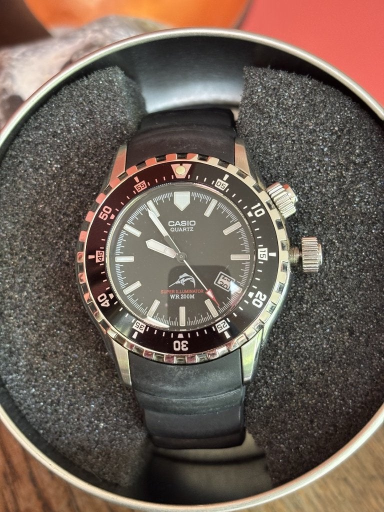 Retour vers les années 90..Magnifique Casio Illuminator..NOS, Montre-bracelet, Autres marques, Enlèvement ou Envoi, Synthétique