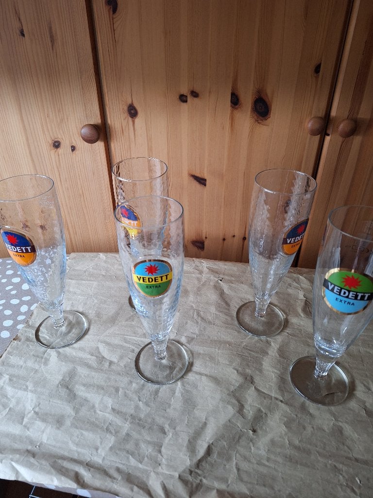 VEDETT EXTRA GLAZEN OP VOET, Verzamelen, Glas en Drinkglazen, Ophalen of Verzenden, Nieuw, Bierglas