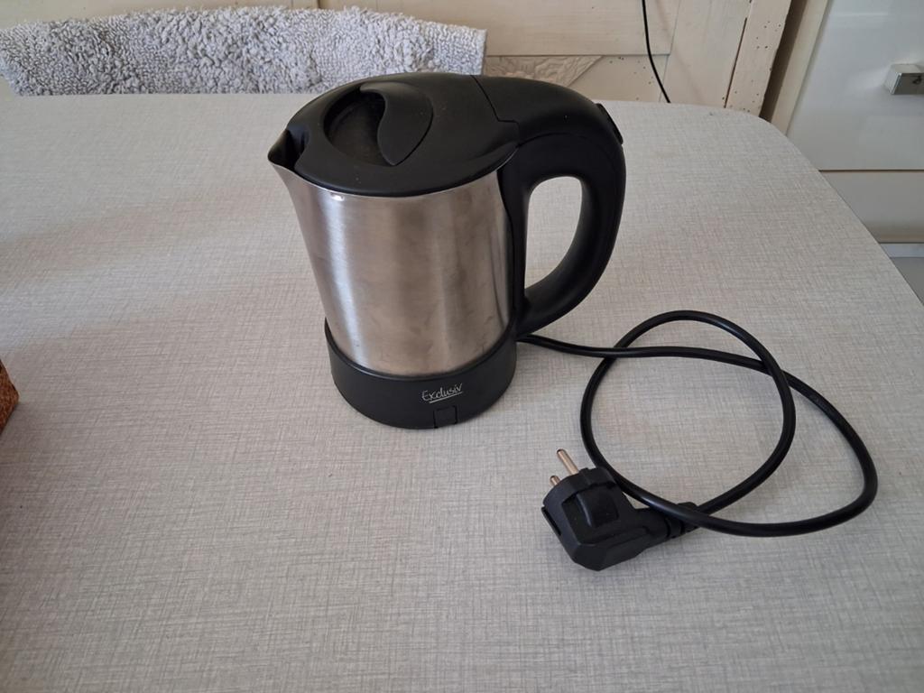 Mini elektrische waterkoker + 2 bekertjes, Elektronische apparatuur, Waterkokers, Minder dan 1 liter, Ophalen of Verzenden, Nieuw