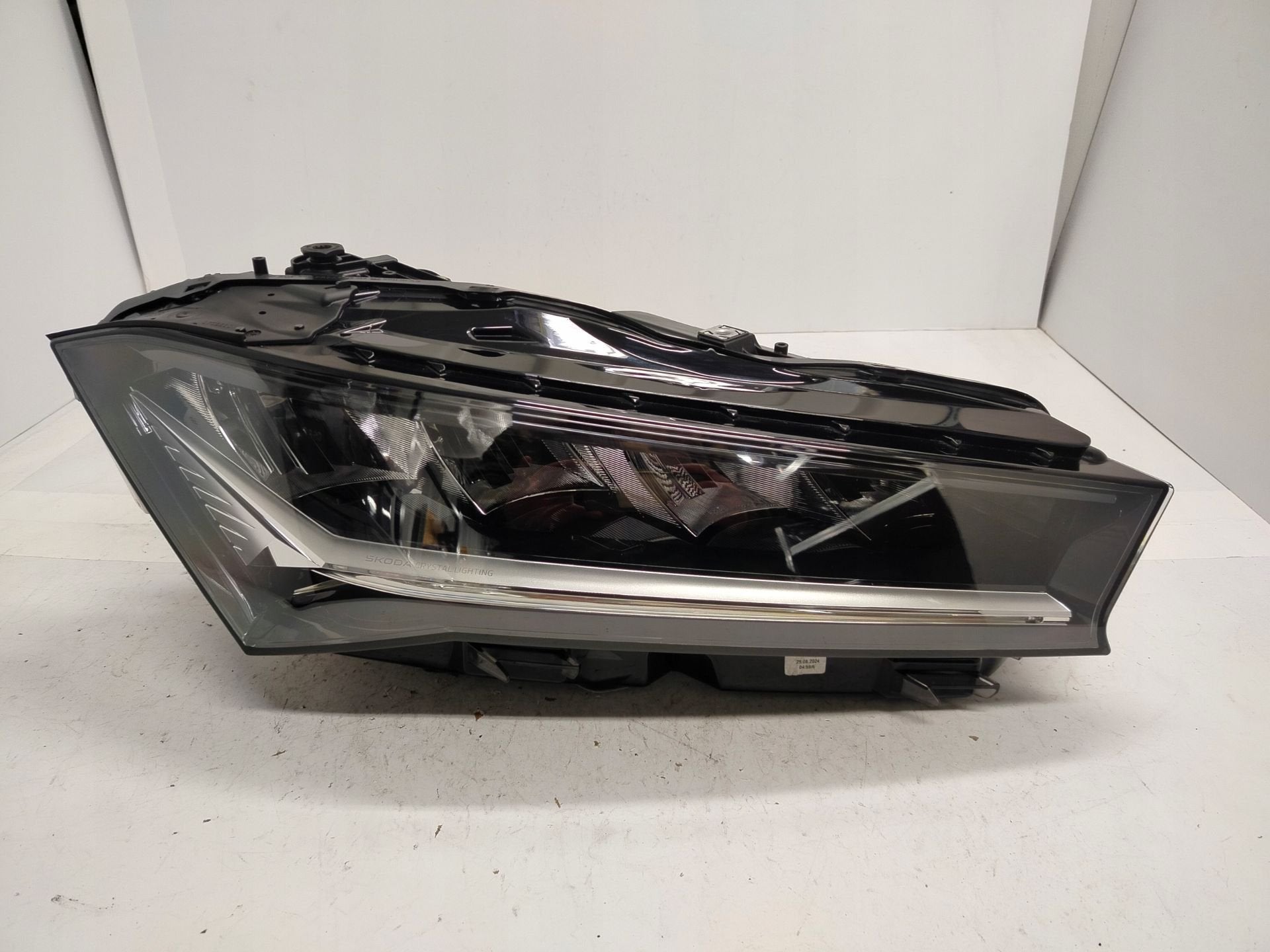 Phare droit Skoda Superb IV 3P1.941.016, Infoline@skoda-auto.cz, Tr. Vaclava Klementa 869
293 01  Mlada Boleslav, CZ, Utilisé