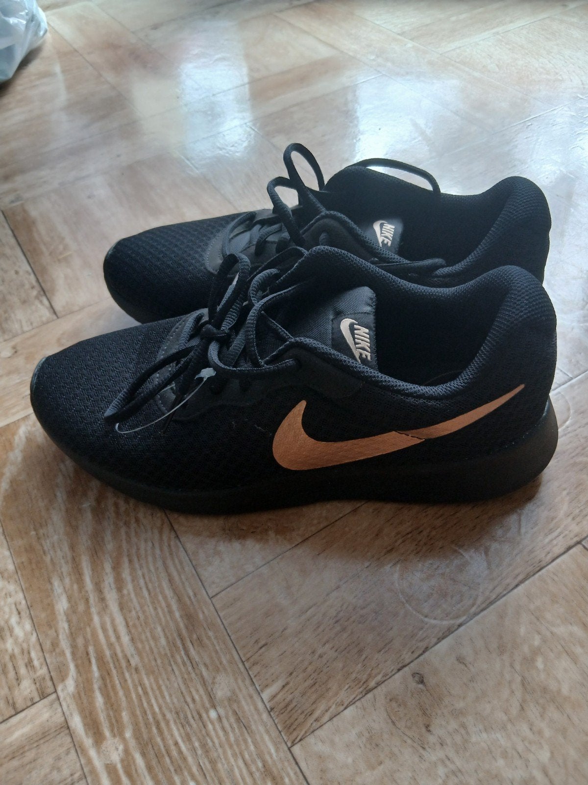 Sneakers Nike Tanjun Noires & Logo Bronze / Doré, Enlèvement ou Envoi, Comme neuf, Chaussures