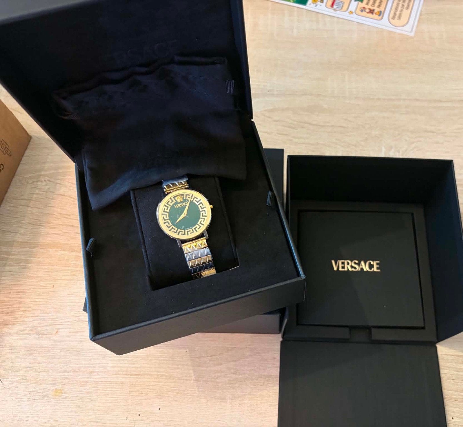 montre versace, Enlèvement