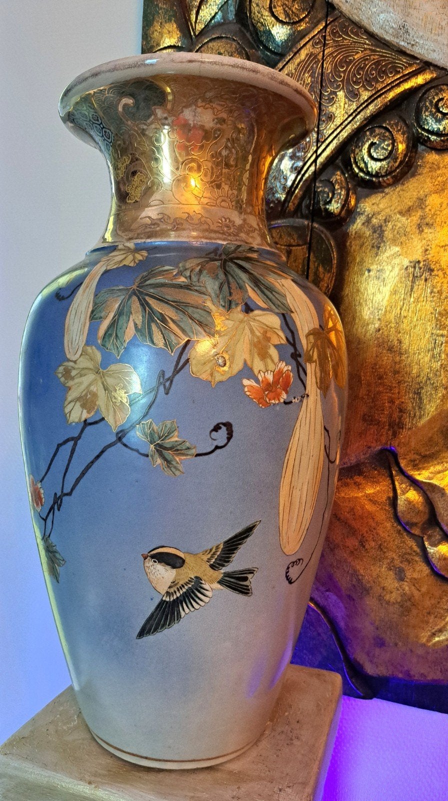Grote Japanse vaas in Satsuma-stijl uit de Meiji-periode (ca, Antiek en Kunst, Blauw, Ophalen of Verzenden, Vaas, Geschilderd