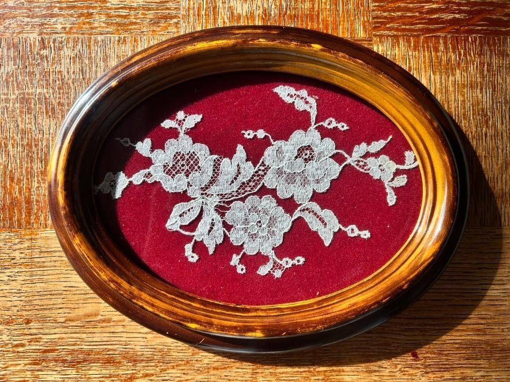 Vintage Brugse kant in ovale lijst – fijne decoratie, Antiek en Kunst, Ophalen, Overige