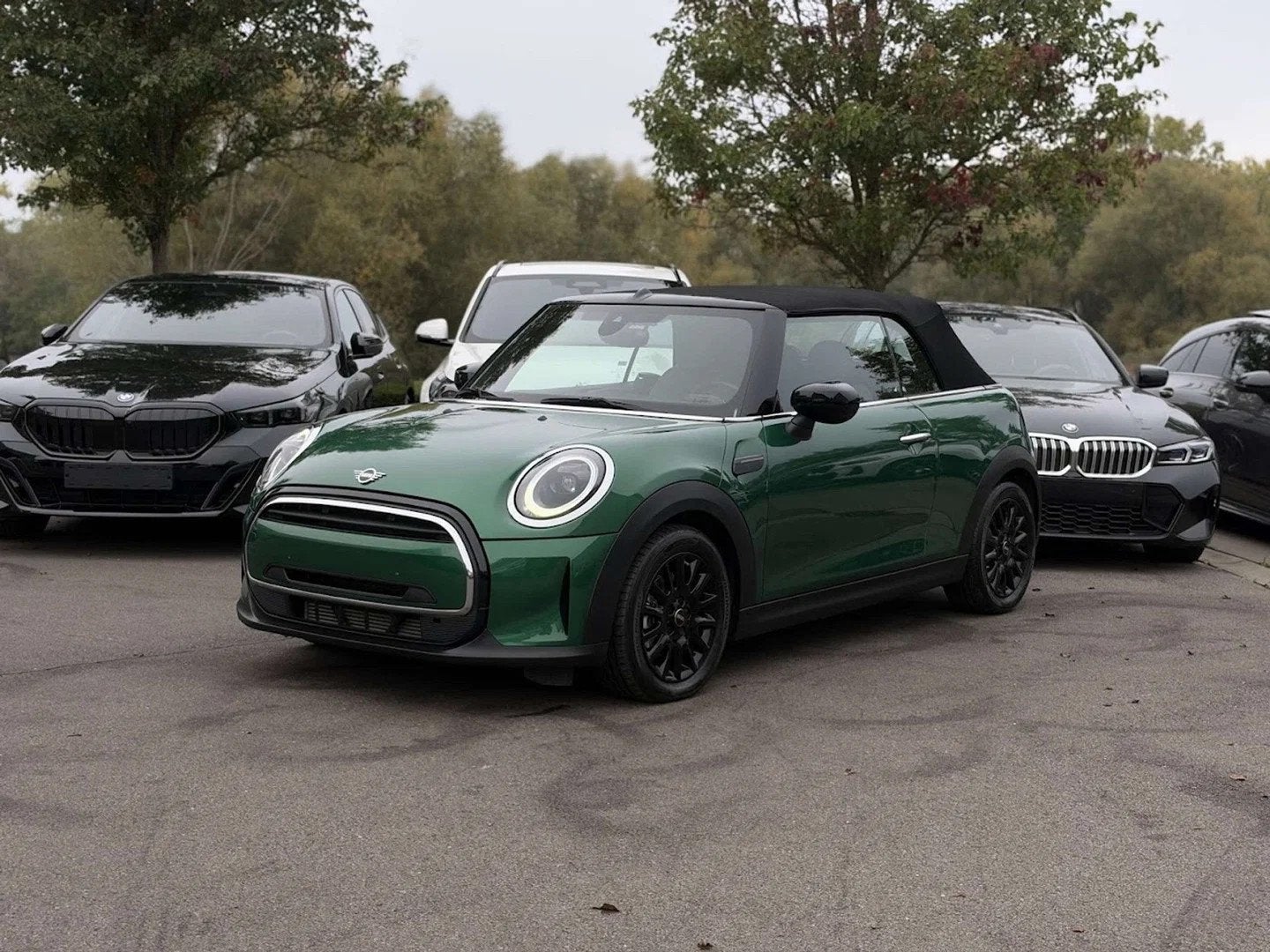 MINI Cabrio Cooper AUTOMAAT // CAMERA / CARPLAY / VERW ZETEL, Gebruikt, Cabriolet, 136 pk, Bedrijf