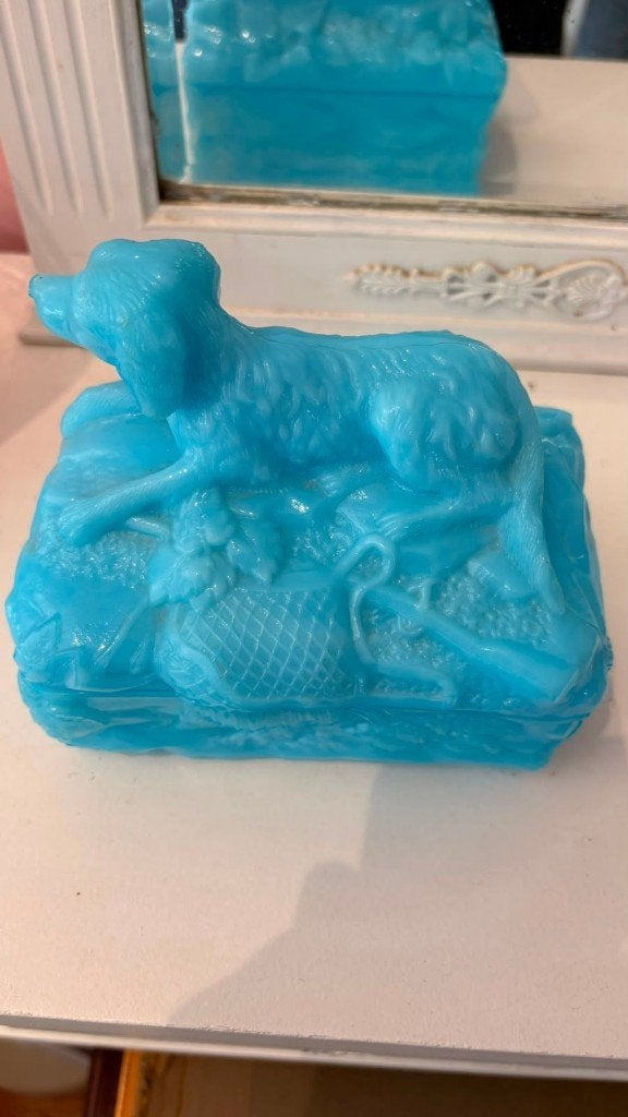 Bonbonnière ancienne de chien en opaline bleue, Enlèvement