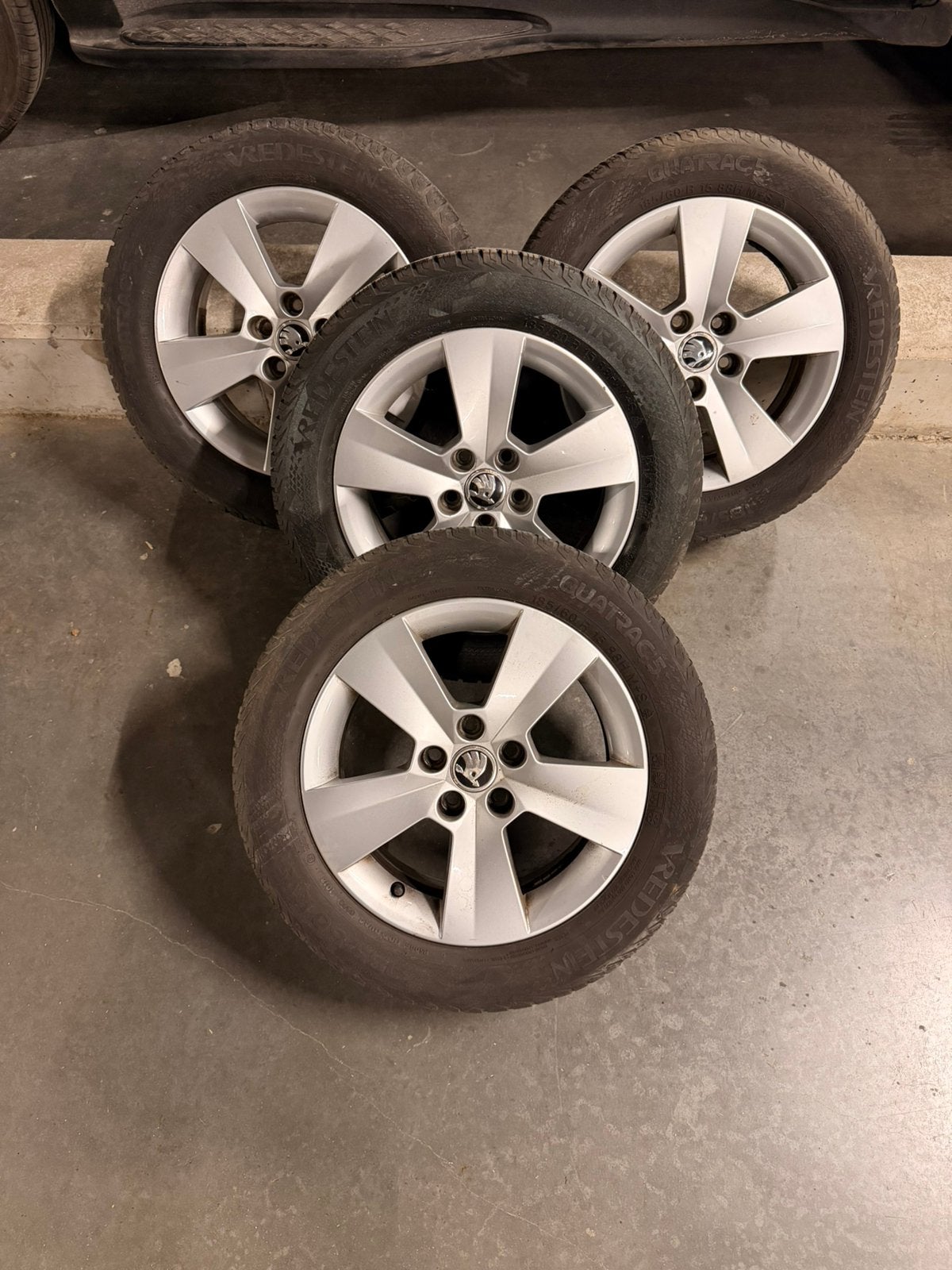 Jante avec pneus 185/60 R15 en tres bonne etat, Autos : Pièces & Accessoires, Pneus & Jantes, 4 Saisons, Pneu(s), Enlèvement, Autre