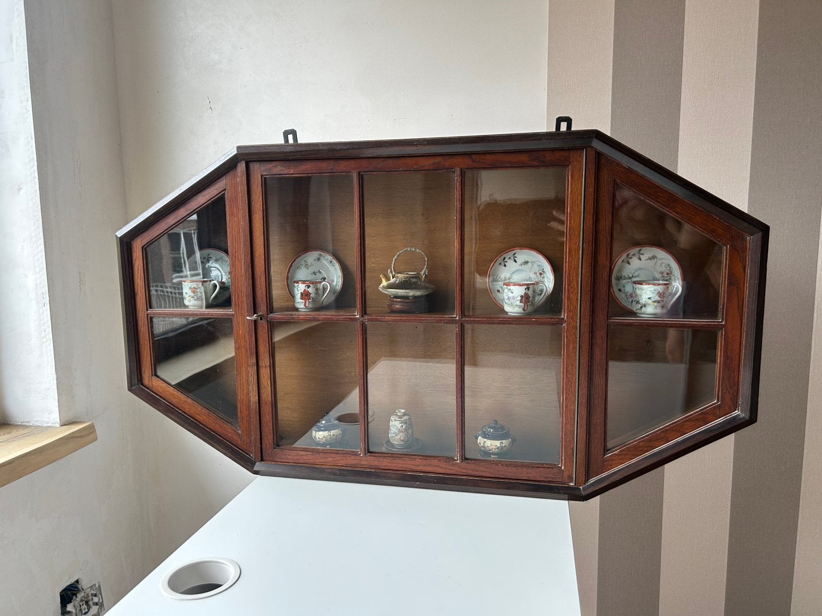 Antieke hangvitrine met Japans Satsuma & Kutani porselein, Huis en Inrichting, Kasten | Vitrinekasten, Ophalen, Gebruikt