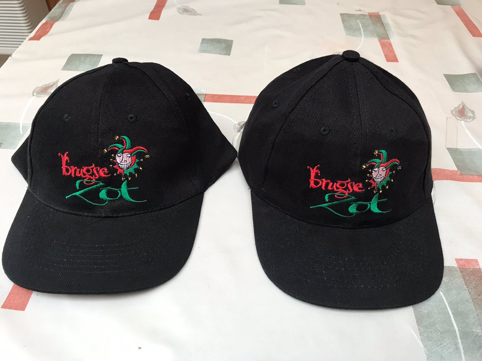 Chapeaux Brugse Zot 2 pour 12€, Enlèvement ou Envoi, Neuf, Ustensile