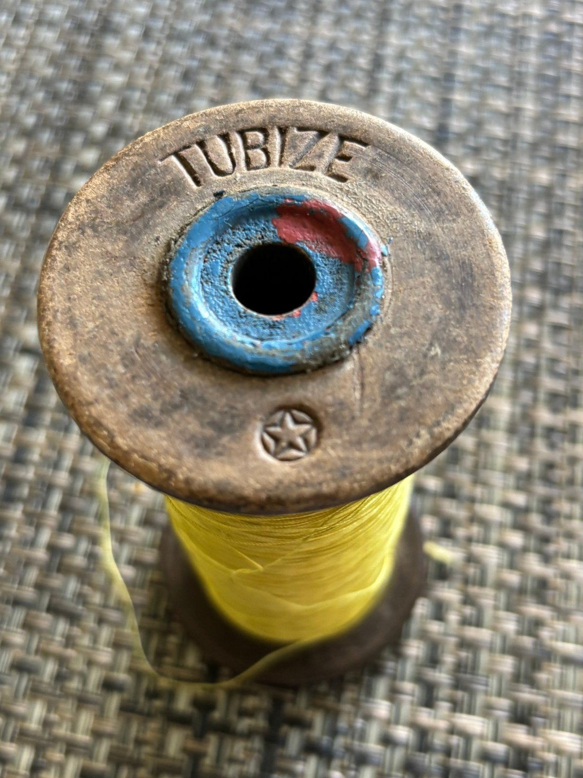 Houten spoel ?  van Tubize met gele draad, Verzenden
