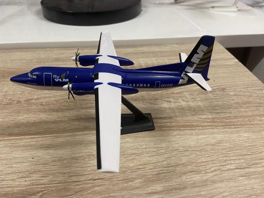 VLM Fokker 50, Ophalen of Verzenden, Zo goed als nieuw, Schaalmodel