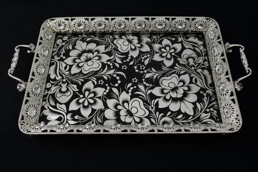 Decoratieve dienblad met bloemmotief en zilveren rand