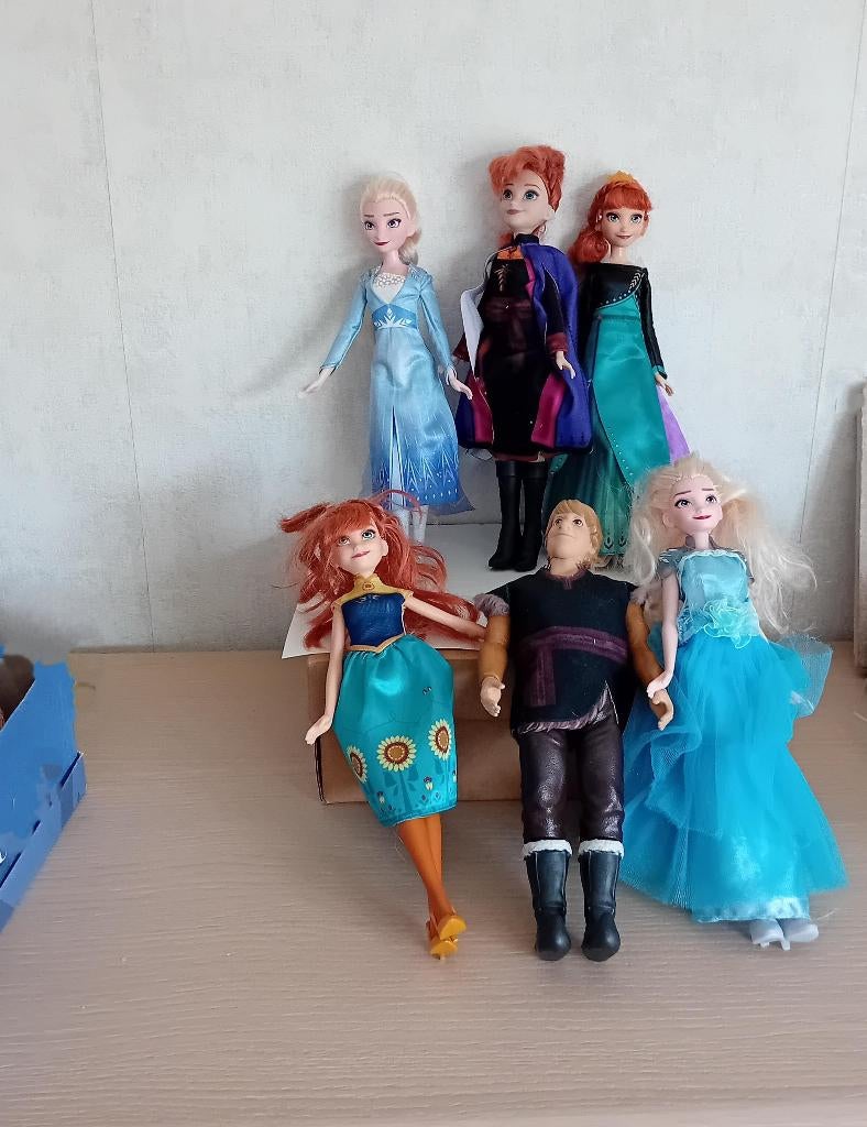 6 poupées de la série :  Reine des Neiges, Enlèvement, Autres personnages, Utilisé, Statue ou Figurine