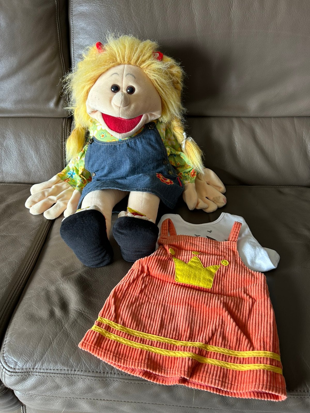 Grote handpop met kleertjes, Ophalen, Zo goed als nieuw