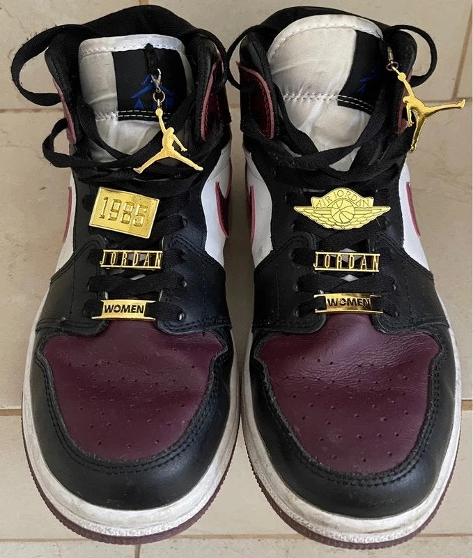 Nike Air Jordan 1 Mid SE Gold Pendants, Kleding | Dames, Schoenen, Verzenden, Sneakers, Gedragen, Rood