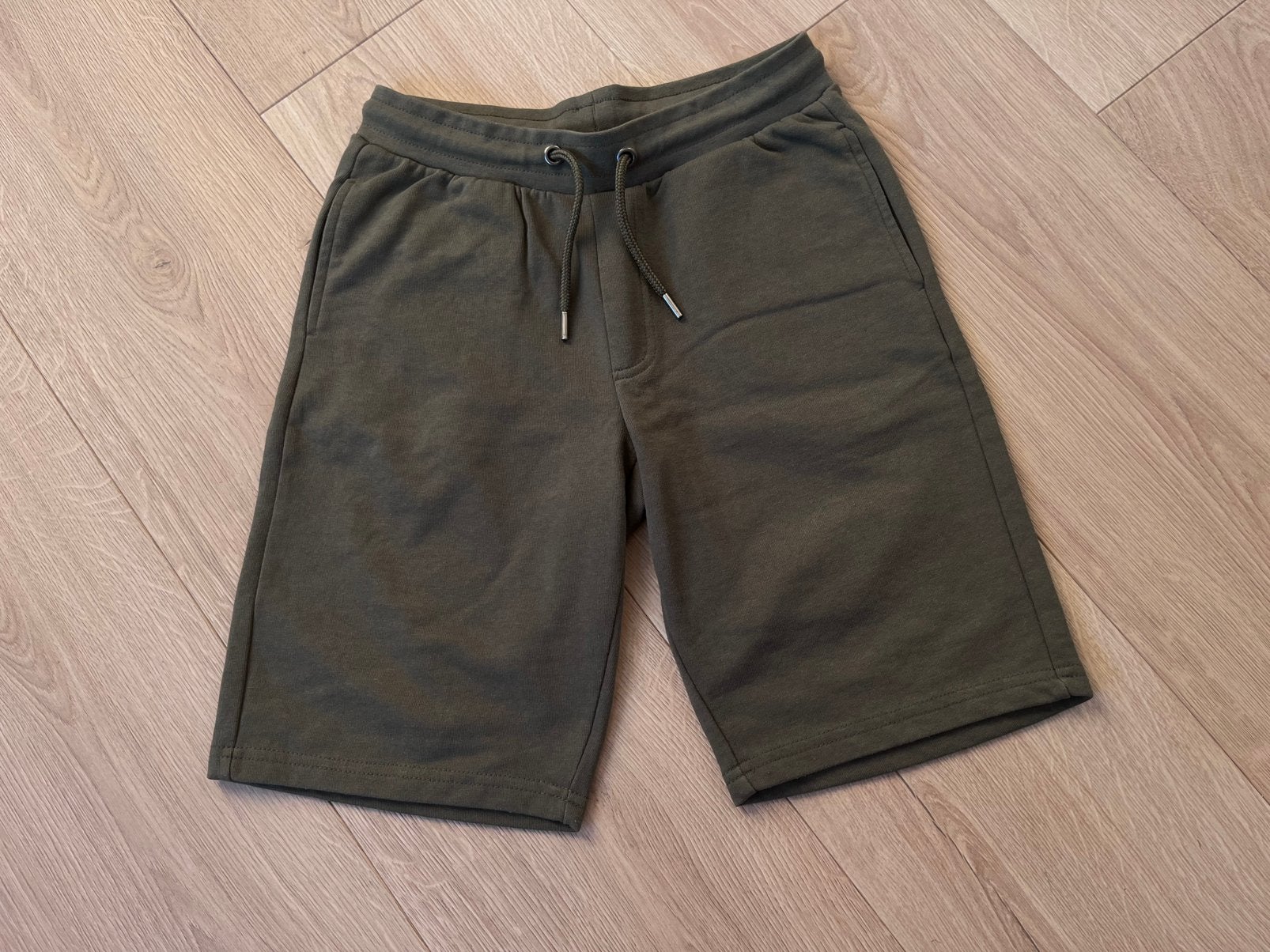 Kaki groene short Besties maat 13 jaar, Kinderen en Baby's, Kinderkleding | Maat 158, Ophalen of Verzenden, Gebruikt, Jongen of Meisje