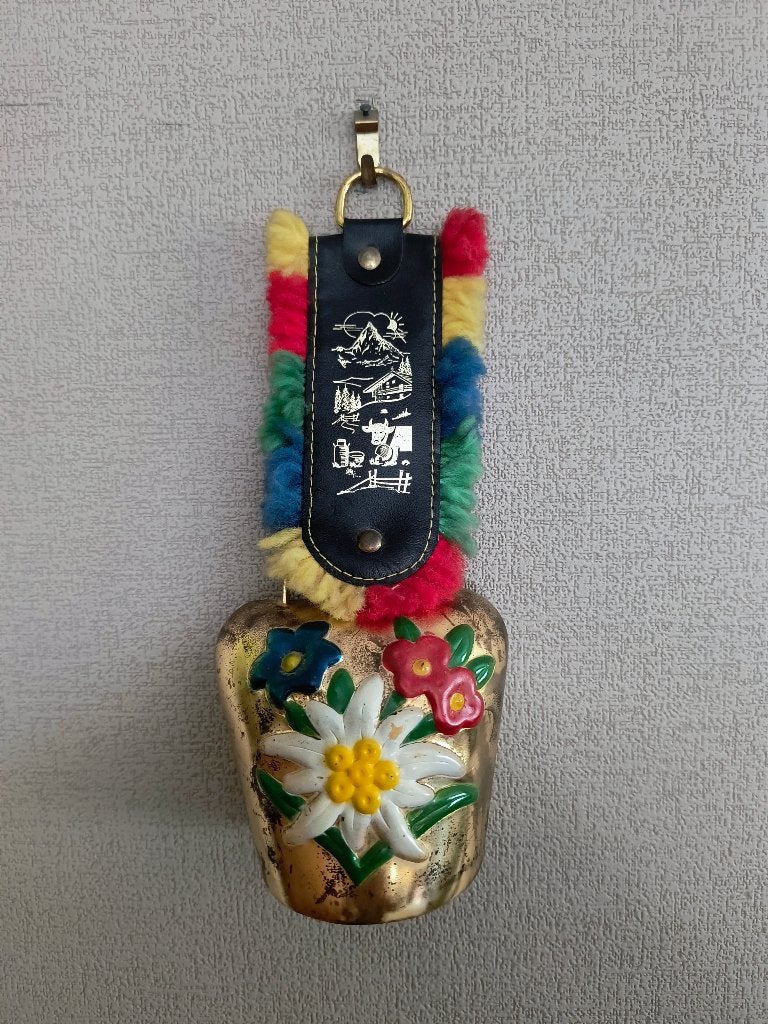 Zwitserse koebel met riem en handbeschilderde edelweiss, Ophalen