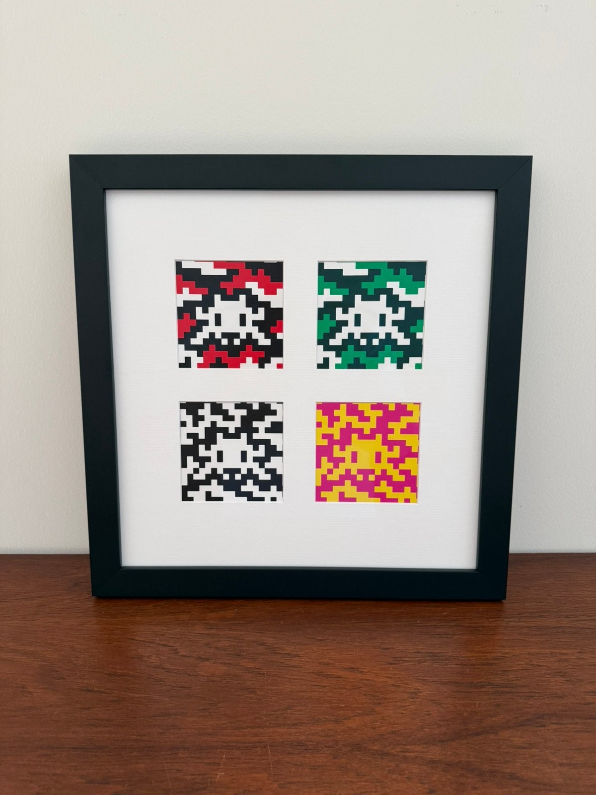 Invader – Camo Space Tile Set (2024) framed, Antiquités & Art, Art | Lithographies & Sérigraphies, Encadré, Enlèvement ou Envoi