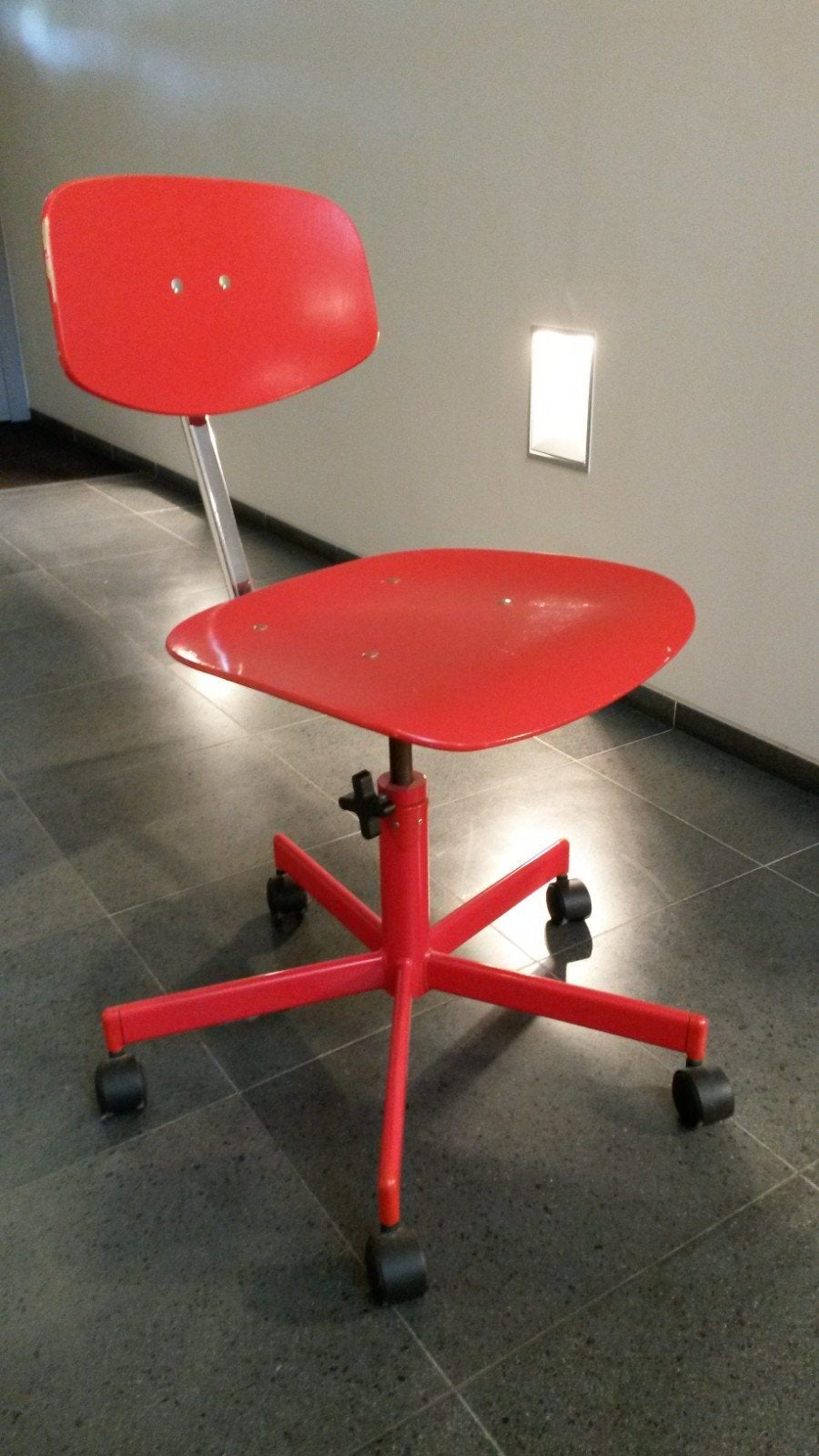 Chaise de bureau vintage en bois rouge sur roulettes, Enlèvement ou Envoi, Utilisé, Rouge, Chaise de bureau