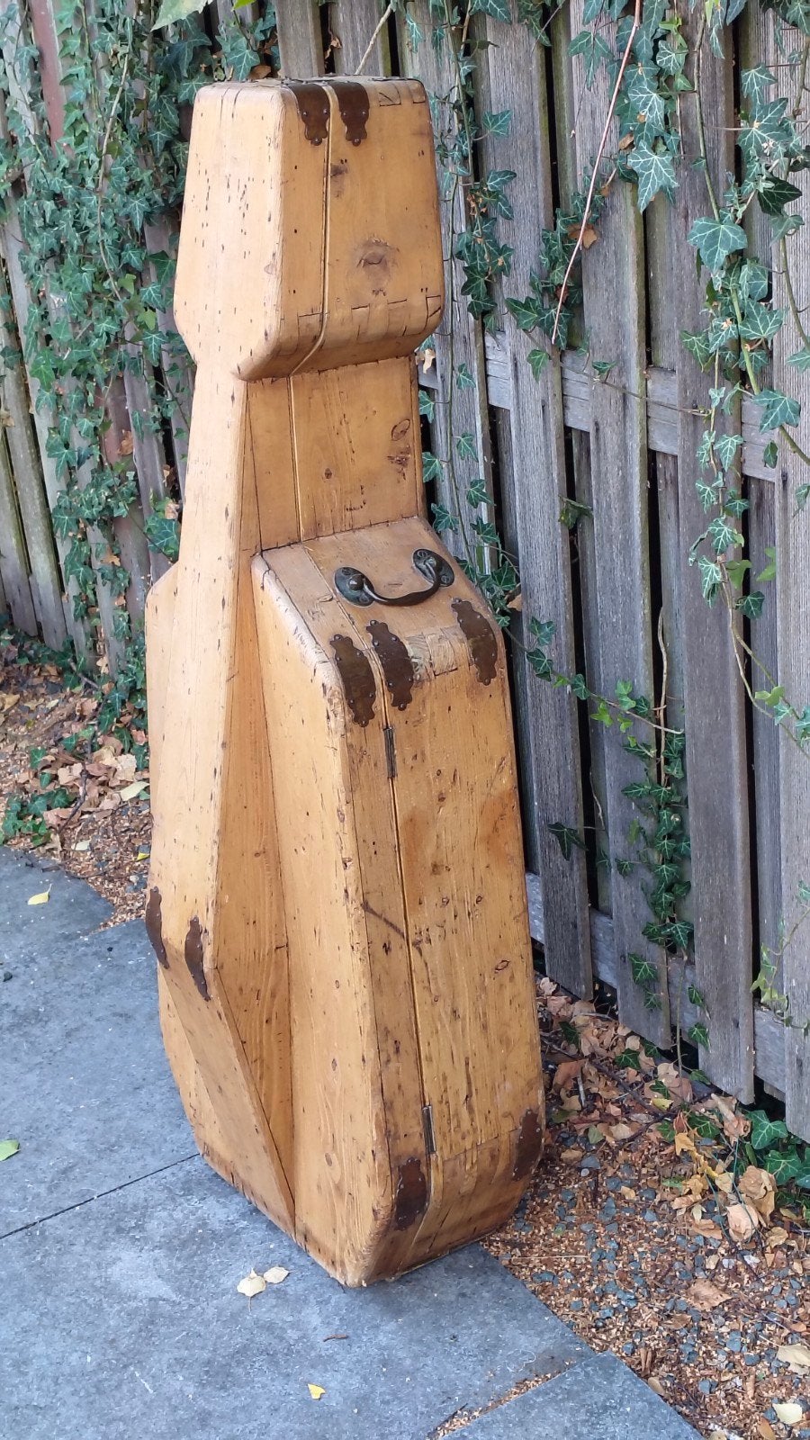 Étui pour violoncelle en bois anglais du XIXe siècle, Enlèvement