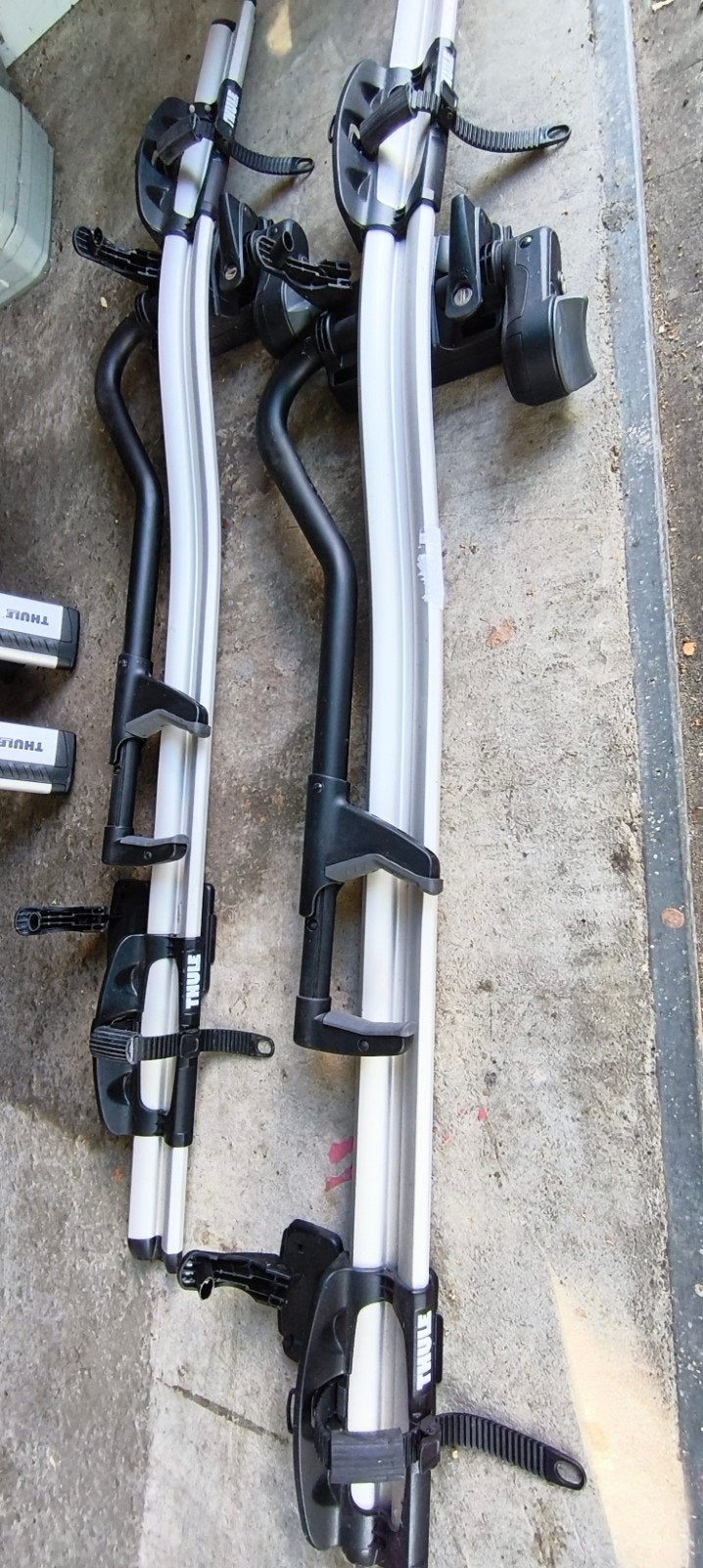 Thule wingbar edge dakdragers 122cm + 2 Thule proRide f.dra., Auto diversen, Fietsendragers, Ophalen, Zo goed als nieuw, Fietsendrager-accessoire