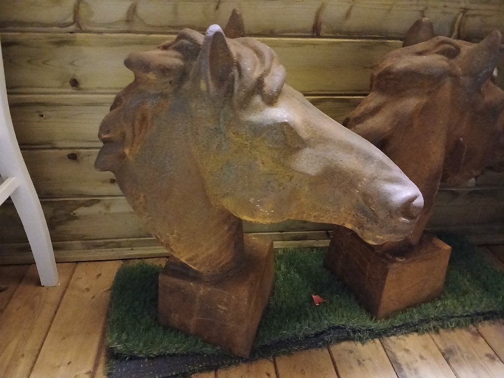 2 paardenhoofden gietijzer, Ophalen
