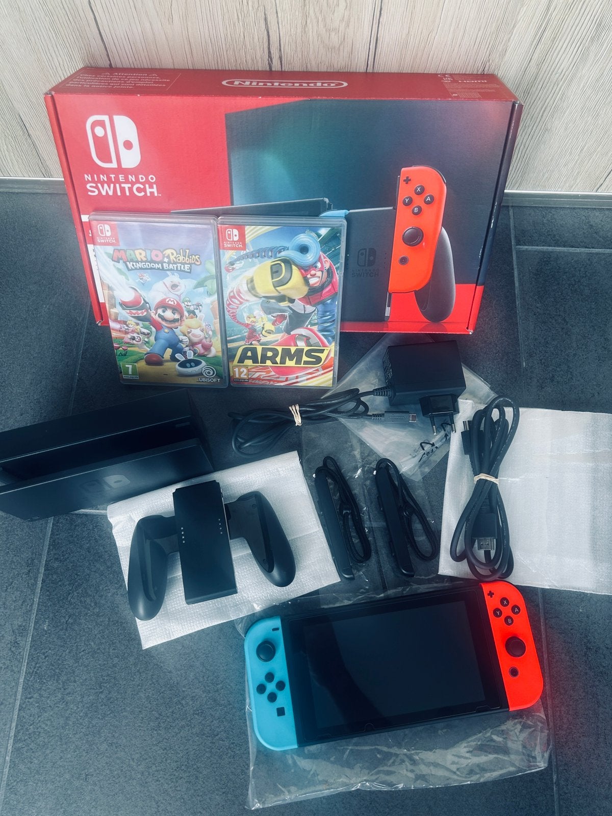 Pack Console Nintendo Switch V2 + 2 Jeux + Accessoires, Enlèvement ou Envoi, Comme neuf