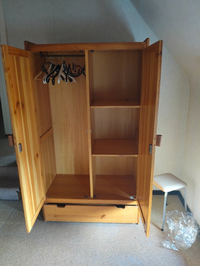 Massieven grenenhouten kast, Enlèvement
