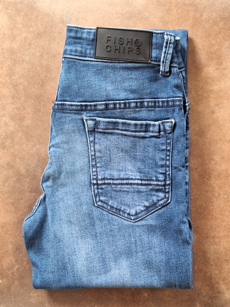 Donkerblauwe skinny jeansbroek voor jongen maat 164, Kinderen en Baby's, Broek, Gebruikt, Fish&chips (JBC), Ophalen of Verzenden