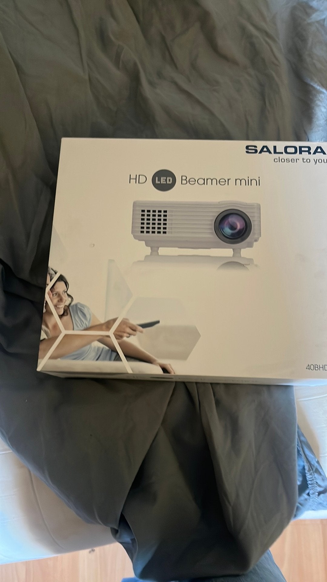 Salora mini beamer 1x gebruikt in doos, Audio, Tv en Foto, Verzenden, Zo goed als nieuw