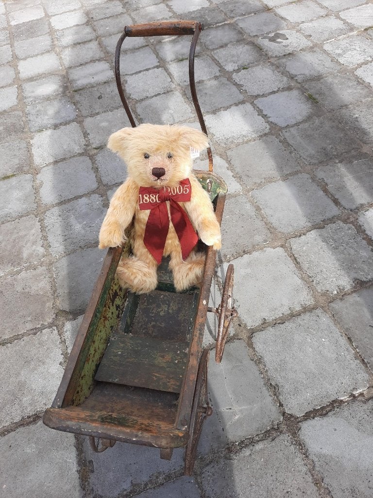 Antieke poppenwagen, Enlèvement