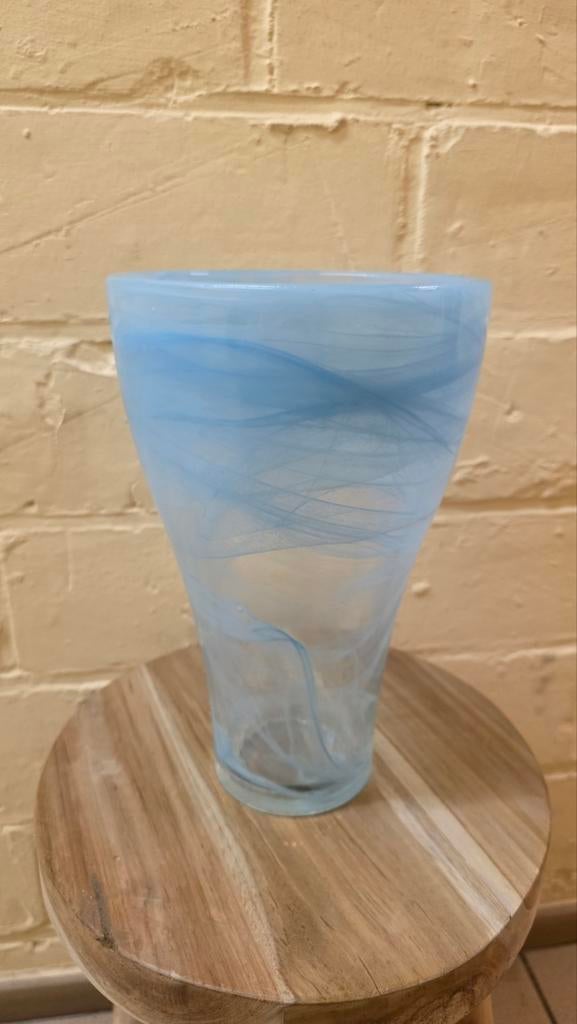 SUPERBE ET ROBUSTE VASE BLEUTÉ ET  LAITEUX, Enlèvement, Verre