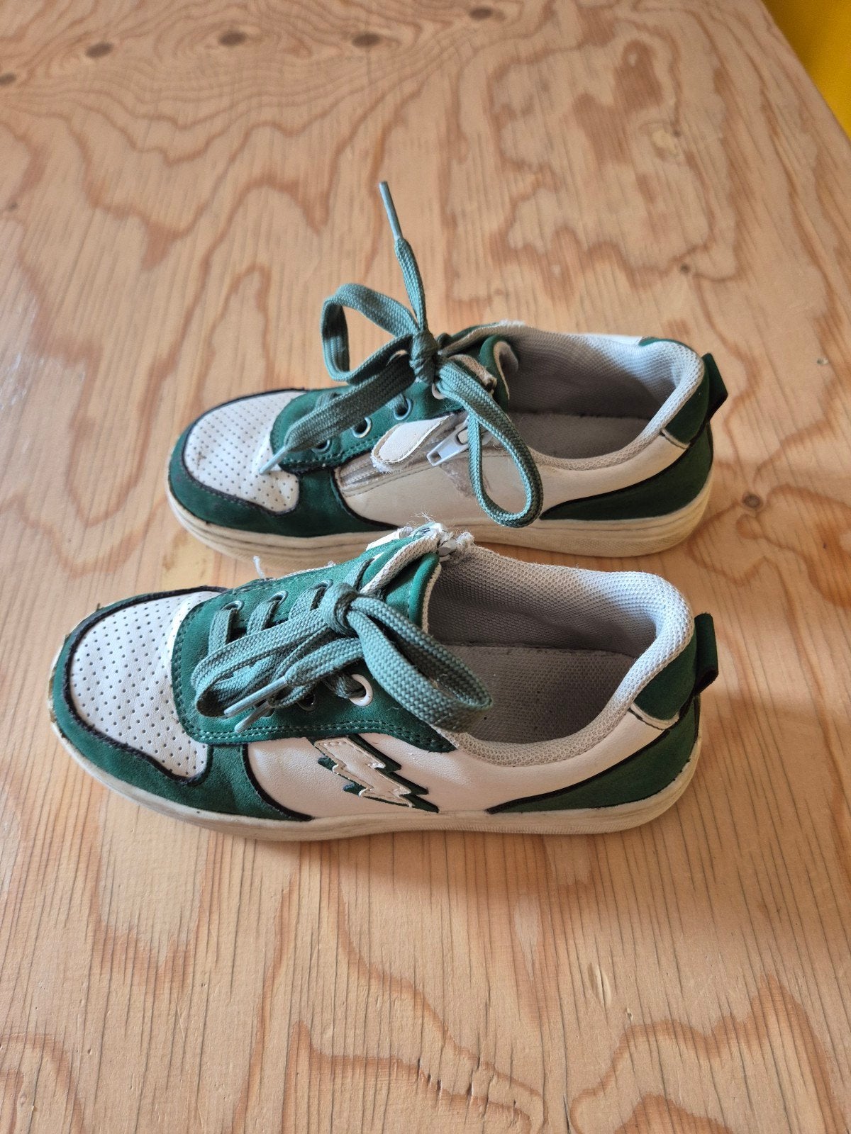 Toffe wit met groene sneaker met bliksem - Maat 31, Kinderen en Baby's, Gebruikt, Ophalen of Verzenden, Jongen, Schoenen