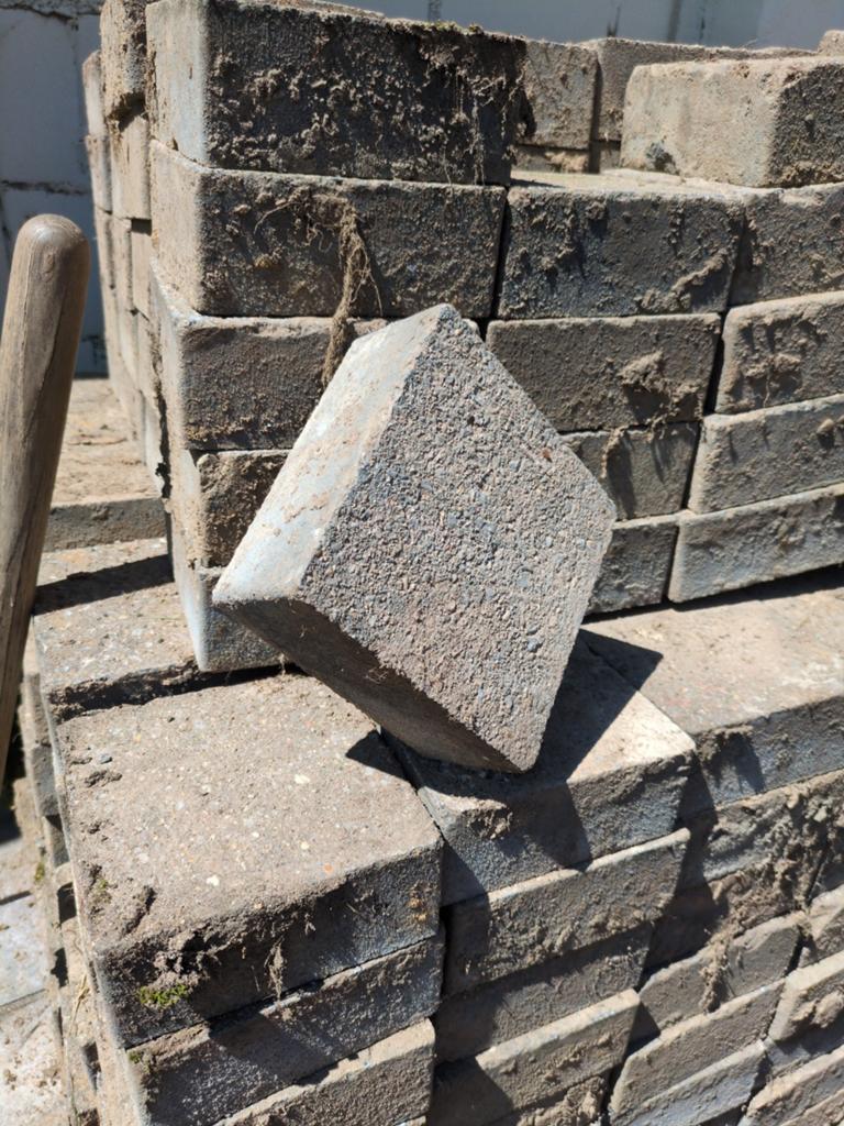 Betonklinkers gratis op te halen, Béton, Enlèvement, Utilisé, Briques