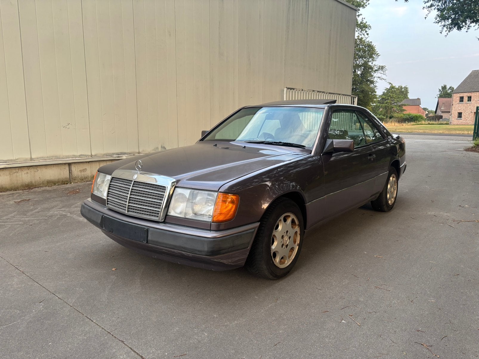 Mercedes 300CE Automaat GEKEURD KLAAR OM IN TE SCHRIJVEN, Auto's, Mercedes-Benz, Automaat, Elektrische ramen, Beige, Leder