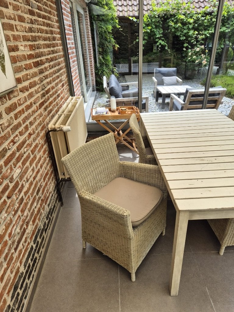 Stijlvolle houten tuintafel met 4 wicker stoelen en kussens, Ophalen, Gebruikt