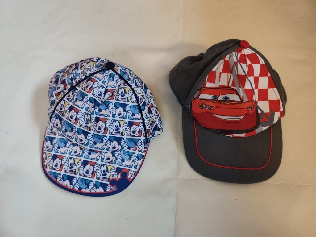 2 petjes 53 cm, Disney, Maat 50, Gebruikt, Ophalen of Verzenden