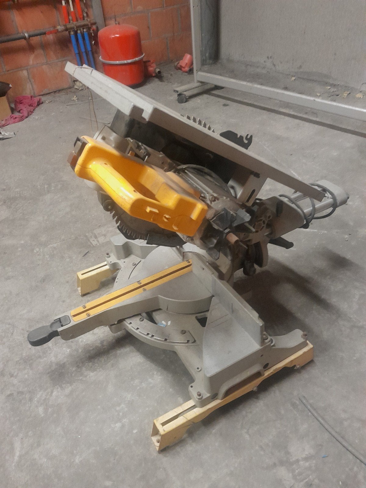 zaagmachine Dewalt, Ophalen
