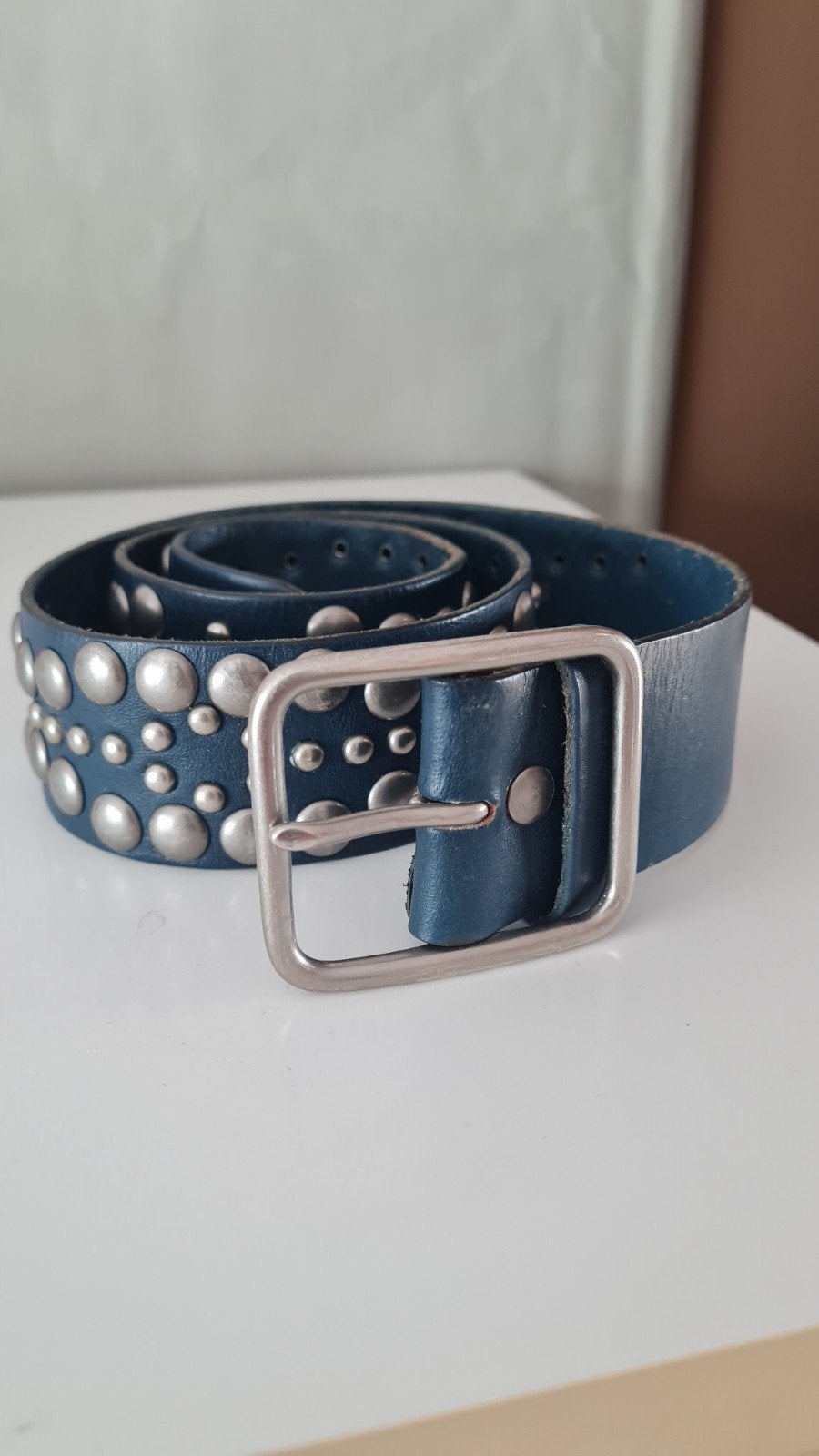 Ceinture cuir bleu  Linea Pelle cloutée T.S, Enlèvement, 80 à 90 cm, Ceinture, 3 à 5 cm