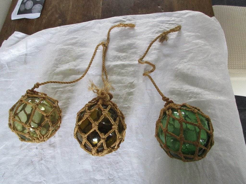 Glazen zeemansbollen vintage drijfballen in koord visnet, Vintage, Ophalen, Glas