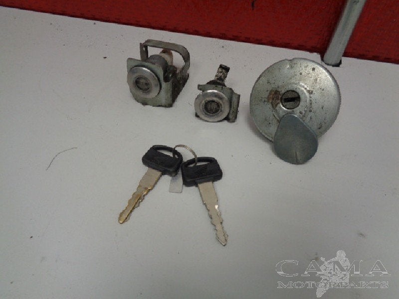 ENSEMBLE DE VERROU ET CYLINDRE DE PORTES Honda, Dhr. S. di Majo, Utilisé, Info@cama-motorparts.nl, P.J. Troelstraweg 8 8
3144 CX  MAASSLUIS, NL